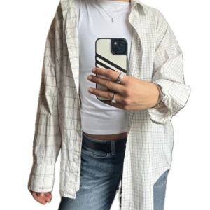 Rutig skjorta  - Oversized rutig skjorta från Weekday!!🤍🤍