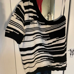 Cool topp🤍🖤 - Jättefin off shoulder topp från Lindex i ett slags zebra mönster, helt ny och oandvänd, i strlk M❤️