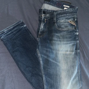 Replay/dsq2 jeans - Säljer nu min byxor då jag inte använder dom längre.  Alla är ungefär i samma storlek 30/30 passar 178/185 skulle jag säga.   Mvh Leo 