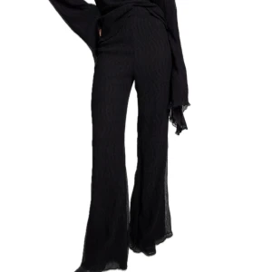 Flared leg textured trousers - Byxor från NA-KD i storlek 36. Bilder lånade från deras hemsida. Inga anmärkningar på skicket. 🖤