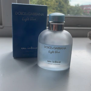 Dolce&Gabbana Light Blue Intense - Dolce&Gabbana Light Blue Eau Intense- 100ml💙 Använd ungefär 10-15 ml. Parfymen passade inte min smak men den har en fantastisk doft. Nypris 1000-1200kr. Pris ej hugget i sten!