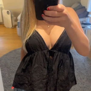 Zara topp - Säljer min zara topp som är i bra skick. Köpte för 400 säljer för 300 eftersom den är oanvänd. Den är i storlek xs❤️