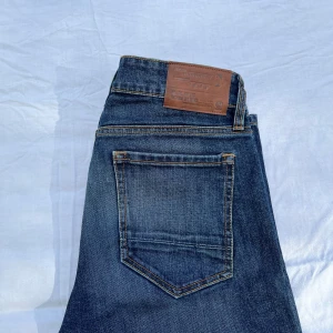 Cubus jeans blå - Använd och väl omhändertagen. Jeans från Cubus. Hittade de långt ner i min garderob och vill bli av med de snarast! Du har möjligheten att kombinera dessa Cubus jeans med Cubus jeansen i inlägget bredvid för bra pris. (2 Cubus jeans för 1)