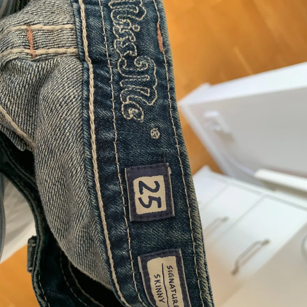 Strl 25, signature skinny, jag sålde dem för ett tag sen men hon blev inte nöjd så vi gjorde en retur , så nu säljer jag dem igen👍🏻 Nytt skick. Jeans & Byxor.