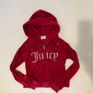 Juicy couture kofta - Den är i perfekt skick, i storlek L, men passar mig som är 159cm, inga defekter alls, priset kan diskuteras💗