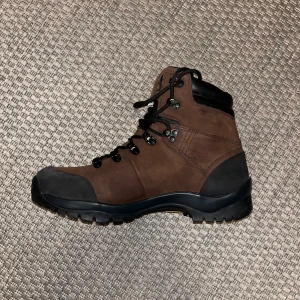 Kängor Everest  - Kängor från Everest   Som synes på bild 3-4 så är det några skador där man stoppar i foten men inget som syns när man har de på sig.  Nypris 800kr   Storlek 45