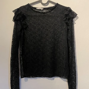 Spetstopp - En fin spetstopp från mango som säljs då jag aldrig använder den. Nästan som ny då den endast använts cirka 3 gånger💗