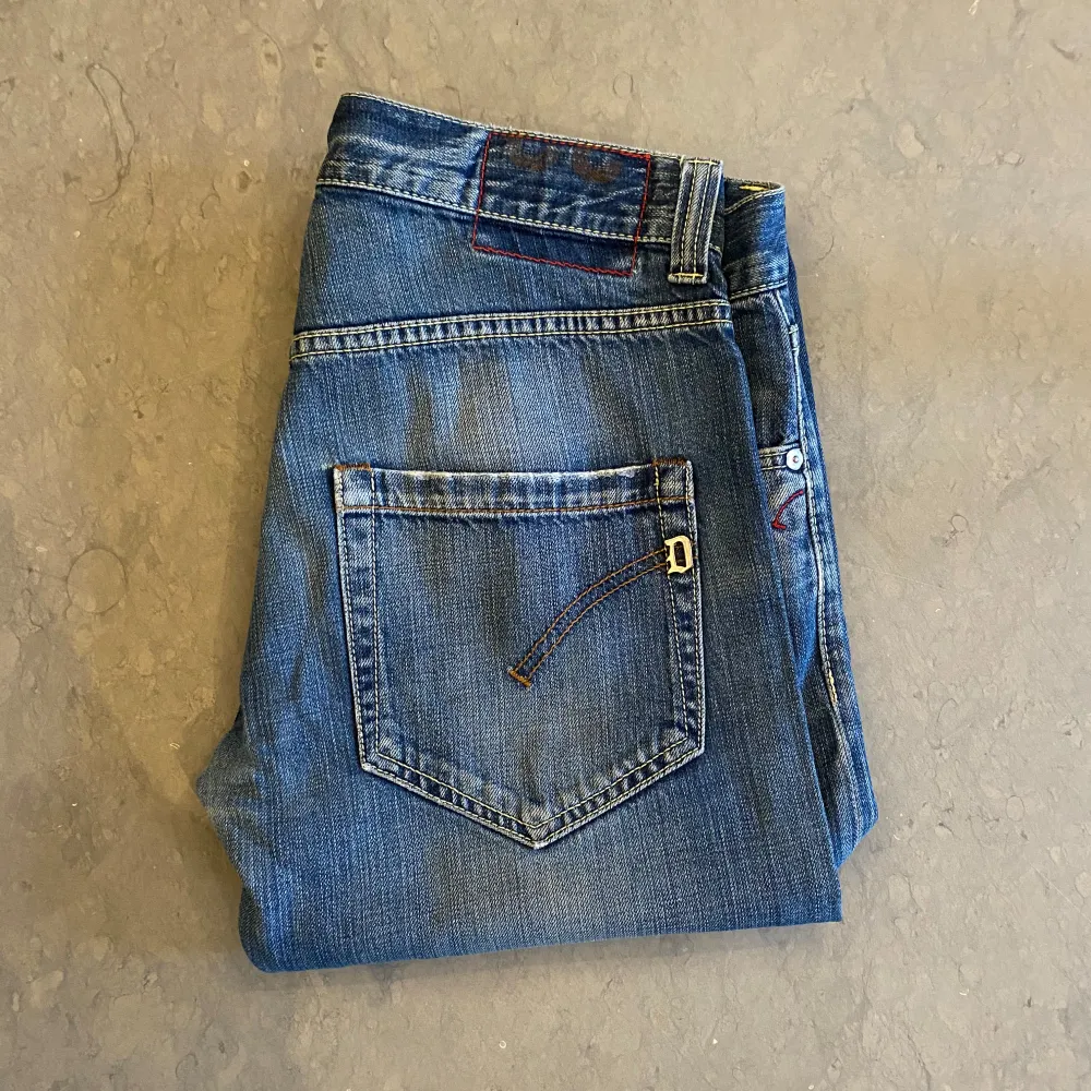 Säljer nu dessa sjukt snygga jeans från  Dondup! Passformen är slim, storlek 33. Nypris är ca 4000, pris kan diskuteras. Hör av er vid funderingar!. Jeans & Byxor.