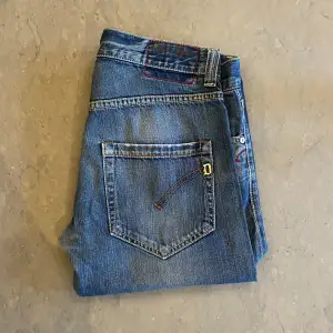 Säljer nu dessa sjukt snygga jeans från  Dondup! Passformen är slim, storlek 33. Nypris är ca 4000, pris kan diskuteras. Hör av er vid funderingar!