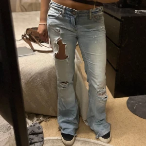 Lågmidjade jeans - Ett par ljusblåa lågmidjade jeans med slitningar från Free people. Är 162. Öppen till prisförslag 🩵