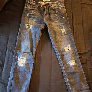 Just junkies jeans - Säljer dessa just junkies jeans eftersom de var för små! Slitningar och hål ska det vara i den modellen. W29,L32 Pris kan diskuteras!🙌🏽