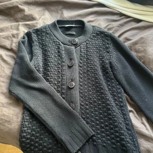 Svart stickad kofta  - Söt stickad svart kofta! Använd fåtal gånger 