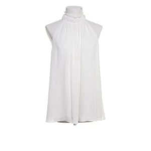 Vit topp - Vit topp från hm i storlek M. Endast använd vit ett tillfälle. 🌸