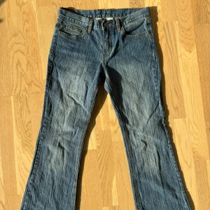 Jeans J. Galt - Mid-waist jeans köpta på Brandy Melville. Använda enbart 1-2ggr i superskick!🌟 one-size/strlk s, passar storlek 36/38. Något tighta med bredare vid benen😇