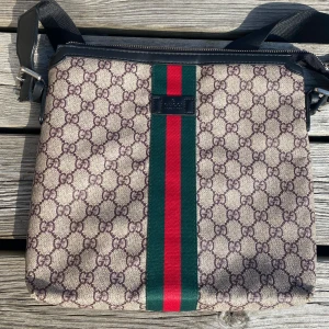 Gucci väska - Gucci väska, helt ny. Perfekt väska för o bära mobil, nycklar osv.
