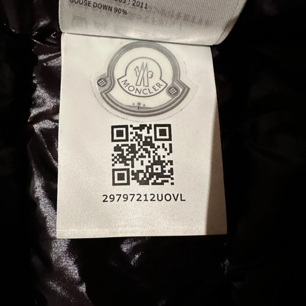 Säljer min helsvarta moncler väst perfekt nu till hösten skulle säga att den passar dig som är 170-175 beroende på hur du vill att den ska sitta scannern funkar och du kommer till code.moncler.com med scannern hör av dig vid frågor eller intresse🍾🍾. Takit.