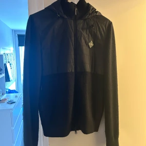 Cardigan  - Hej! Nu säljer jag min as feta J.Lindbergs cardigan. Perfekt för den som vill hålla dig varm men även stilig nu till hösten. Skicket på jackan är 8/10. Den är sparsamt använd där av skicket. Kontakta mig gärna vid frågor eller fler bilder😁🤝