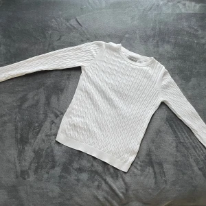 Kabelstickad tröja  - Jättebra skick, använd några få gånger! Säljer då den inte kommer till användning🩷.