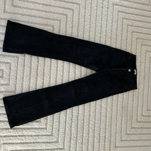 Svarta flare jeans - Jeans i modellen Mira ifrån Lindex. Modellen beskrivs som ”super stretch flared jeans” och sitter verkligen jättefint på! De är också såå sköna då de är super stretchiga. Är i mycket bra skick.  Storlek 40 men skulle säga att de också passar 38