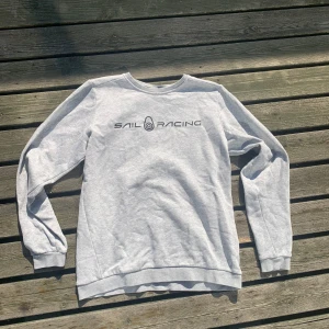 Sail racing sweatshirt  - En grå sweatshirt från sail racing. 9-10 skick. Nypris runt tusen mitt pris 299. Storlek 170 passar xs/s