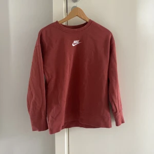 Nike tröja! - Jag säljer min fina Nike tröja då den inte kommer till användning. Den är i storlek 146-156 cm. Tröjan är i bra skick! 💗