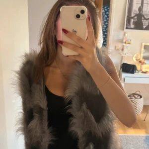 Päls - Kommer tyvärr inte till användning, köpt för 300kr , diskuterbart pris 🩷🩷🩷🩷