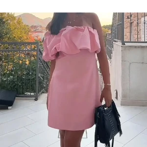 Klänning - Så snygg rosa klänning från H&M i storlek S som aldrig är använd med prislapp kvar. Har några fläckar som fanns när jag köpte den i butik, men går nog lätt bort! Inte kommit till användning tyvärr💓💓💞(2 sista bilderna är lånade!)