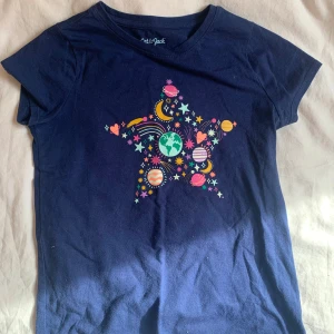 T-shirt - Planet t-shirt i bra skick, använt fåtal gånger. 🫶