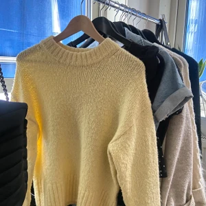 Gul stickad - Jättemysig stickad tröja i ljusgul som inte komemr till användning längre