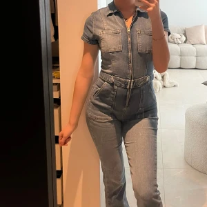 Jeans jumpsuit - Använd endast två gånger, som ny. 
