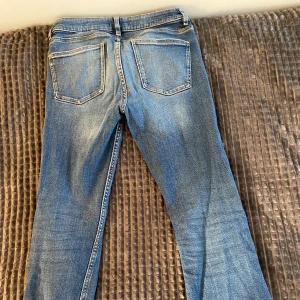 Bootcut blåa Gina Tricot jeans - Används några gånger, säljer för att de är för små, inga defekter