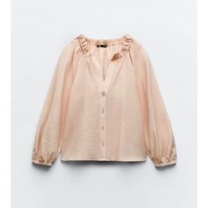 Zara blus  - Jättesnygg blus som inte säljs längre! Färgen är mer rosa i verkligheten💗 kontakta mig för fler bilder
