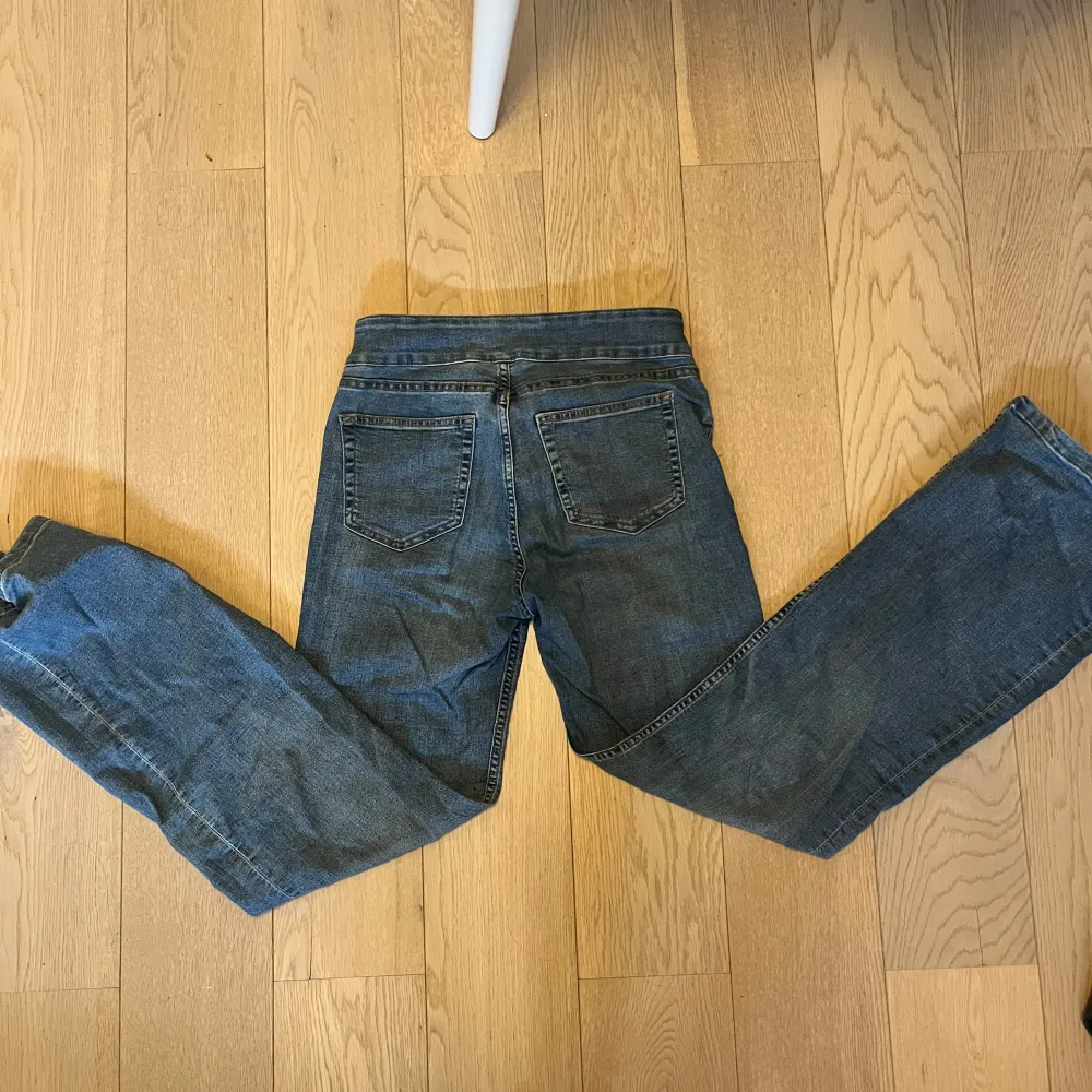 Jag säljer mina snygga low rise jeans från hm. De är stretchiga och passar till allt. De är nästan helt oanvända.  Skriv till vid intresse så kan vi diskutera pris.  Frakt ingår inte och jag möts gärna någonstans i Stockholm för att lämna💕💕. Jeans & Byxor.