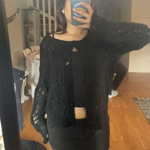 Stickad kofta - så söt kofta med hål