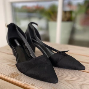 Svarta låga klackskor  - Svarta låga klackskor i mycket god skick. Använd endast fåtal gånger.   6 cm hög klack