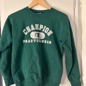 Grön sweatshirt från Champion - Säljer en grön sweatshirt från Champion. Köpt för 500kr på en vintagebutik i Paris. Den har tyvärr blivit för liten för mig