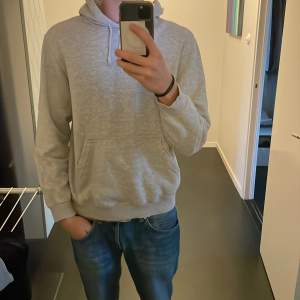 Säljer min weekday hoodie i bra skick. Storleken är xs men den kan passa något större beroende på hur man vill att den ska sitta. Jag är 180cm och väger 65 kg. 