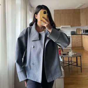 Höst/vår jacka från Gina tricot  - Hej ✨ En höst/vår jacka från ginatricot i färgen grå, knappt använd. Jackan är i storlek S men tror att den är fel markerad för den motsvarar storlek M.   Väldigt mysig och elegant jacka