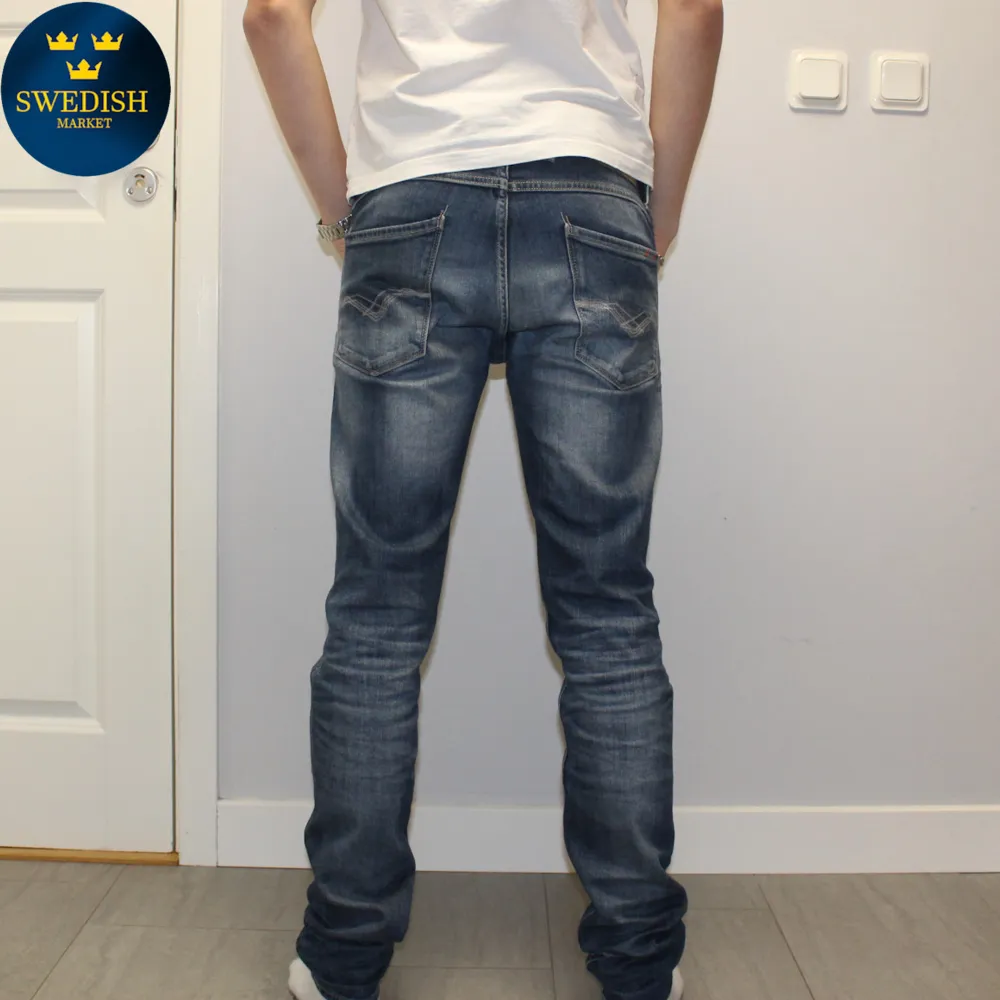 Säljer nu dessa otroligt feta Replay ”Anbass” - Slimfit🙌 ~ skick 9/10 ~ Stl 29/34 fits 29/32!💯 hör gärna av er vid minsta fundering eller önskan av fler bilder!🤝💭📦. Jeans & Byxor.