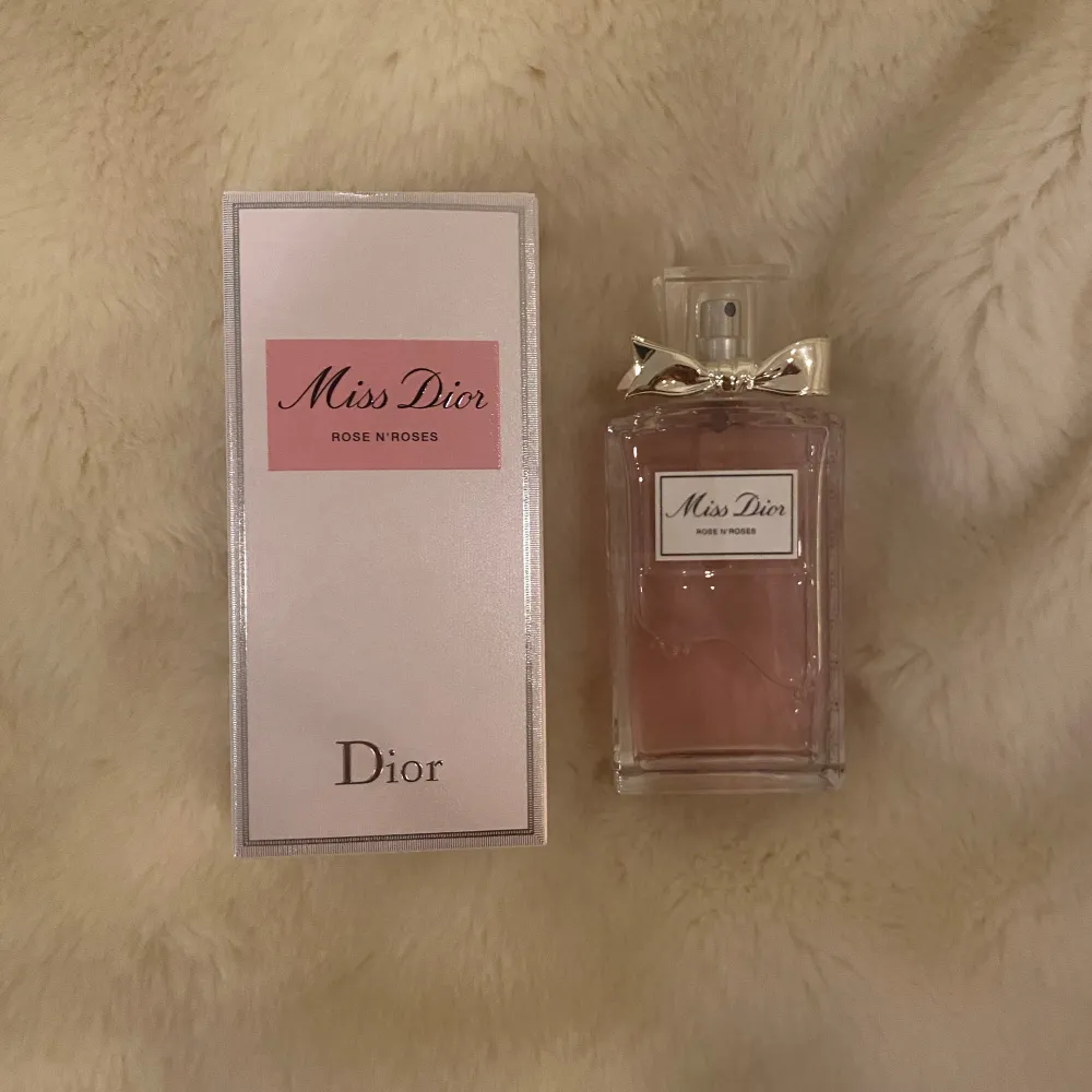 En äkta Dior parfym som doftar precis som rosor. Den är lite använd som man kan se på andra bilden. Skulle uppskatta att ungefär 10-15 ml har använts. Den luktar jätte gott, men tyvärr har inte den kommit till mycket användning. Ord. Pris: 1 560kr💛. Skönhet.