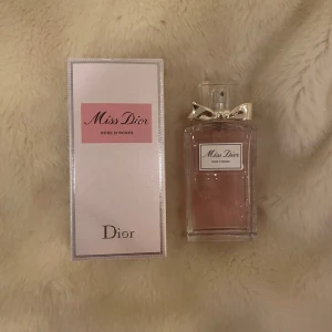 Miss Dior Rose N’Roses parfym 100ml - En äkta Dior parfym som doftar precis som rosor. Den är lite använd som man kan se på andra bilden. Skulle uppskatta att ungefär 10-15 ml har använts. Den luktar jätte gott, men tyvärr har inte den kommit till mycket användning. Ord. Pris: 1 560kr💛