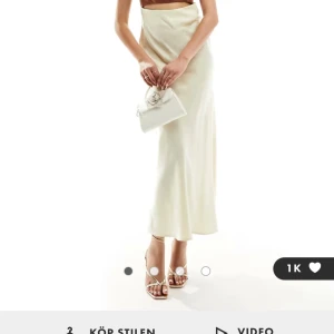 Klänning - Säljer denna i storlek 34. Köpt nyligen och aldrig använd, hann inte retunera klänningen i tid och kommer ej användas. Köpt för 399kr och kan självklart matcha priset med vad du tycker! Kom med prisförslag