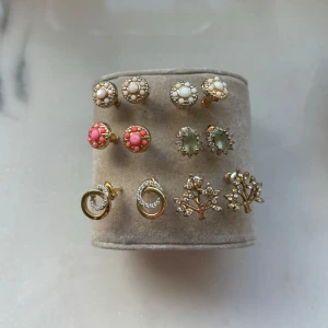 Örhängen och halsband  - Supersöta örhängen som är av jättebra kvalitet, och ett gulligt halsband på sista bilden som är från HM. Säljer allt ganska billigt så återkom för pris, kan även sänka priset vid köp av flera varor. 