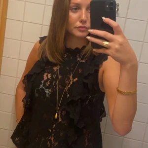 Super fin spetsig blus💕 - Säljer min super fina blus! Storlek xs amen passar s-m. Som ny använd några få gånger. 