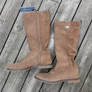 Tommy Hilfiger stövlar - Nya stövlar från Tommy Hilfiger, bara provade, aldrig använda. Strl 40. Funkar för höst/vår och sommar, inte vinterfodrade