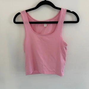 Rosa ärmlös linnetopp - Säljer en söt rosa linnetopp som är perfekt för sommardagar. Den är ärmlös och har en enkel, stilren design. Toppen är i ett mjukt och bekvämt material, vilket gör den idealisk för både vardag och festliga tillfällen. Aldrig använd