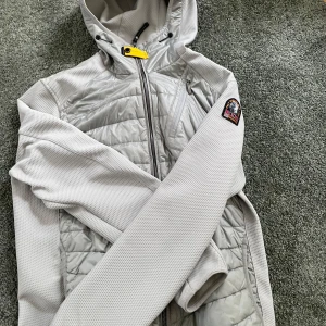 Parajumper cardigan - Tja, säljer min FETA gråa parajumper cardigan i storlek L Som ni ser på bilderna har den inga defekter.  Priset är inte hugget i sten.