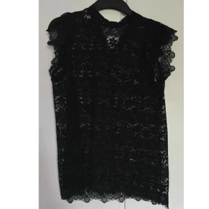 Svart spets topp - Svart gullig spets topp med knäppe i nacken🫶🏼