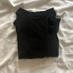 Svart t-shirt från 157 - Säljer en svart t-shirt från lager 157 i storlek XS. Passar till allt och är ett måste i garderoben! Använd ett fåtal gånger. 💗🙌
