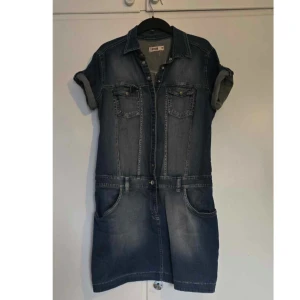 Jeans klänning  - Jeansklänning med tryckknappar, fint skick🫶🏼